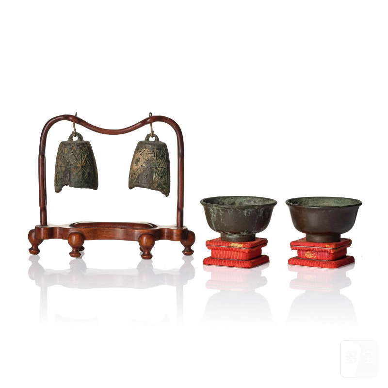 A pair of bronze cups and a pair of miniature bronze bells, - 图1
